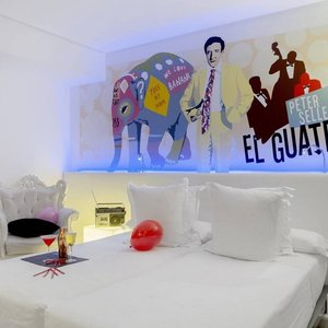 737098 Guest Room