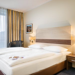 Standard plus twin room - Novum Hotel Mariella Cologne