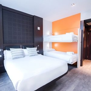 C73D23 Guest Room