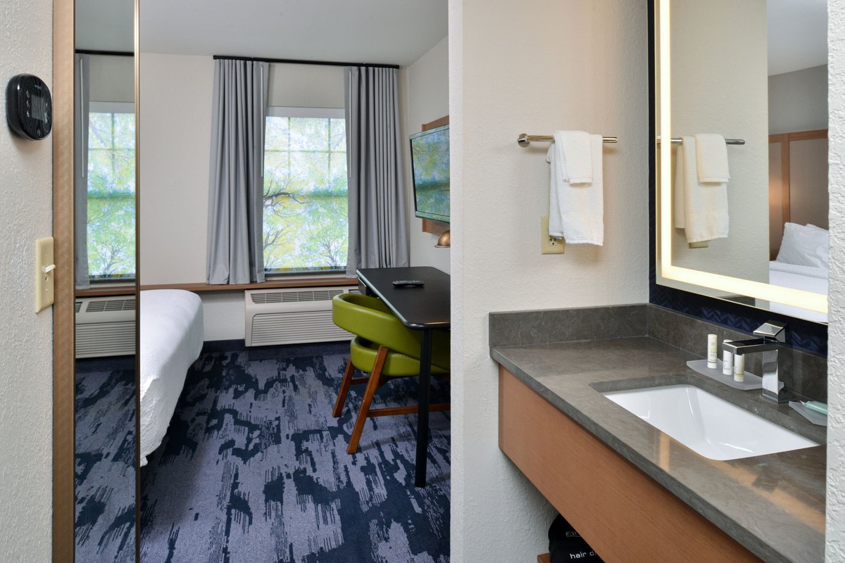 Fairfield Inn & Suites by Marriott Middletown - hotel rooms