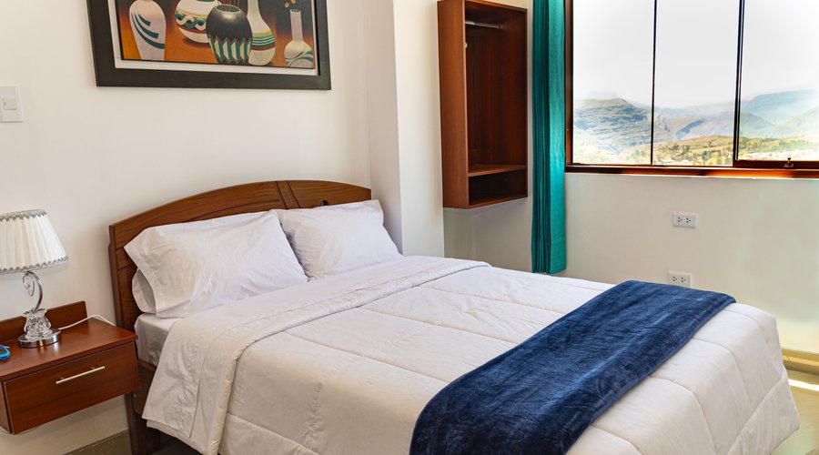 Habitación  matrimonial bien iluminada, ventilada, con vista panorámica a toda la ciudad de Chachapoyas y alrededores, están equipadas con todos los servicios y comodidades como baño propio, agua caliente, internet, wifi, tv cable.