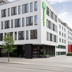 Holiday Inn, with on-site parking and inclusive Wi-Fi.