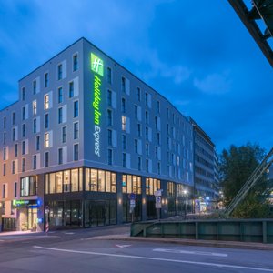 Holiday Inn Express Wuppertal Hauptbahnhof - Exterior in the night