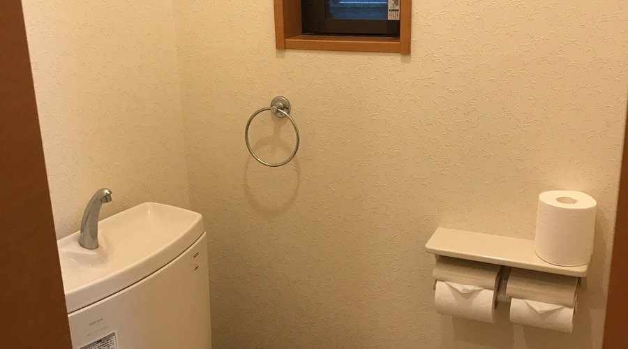 別館に案内されました。 6畳たたみへやのワンルームアパートの一室の様ですが、本館より快適でした