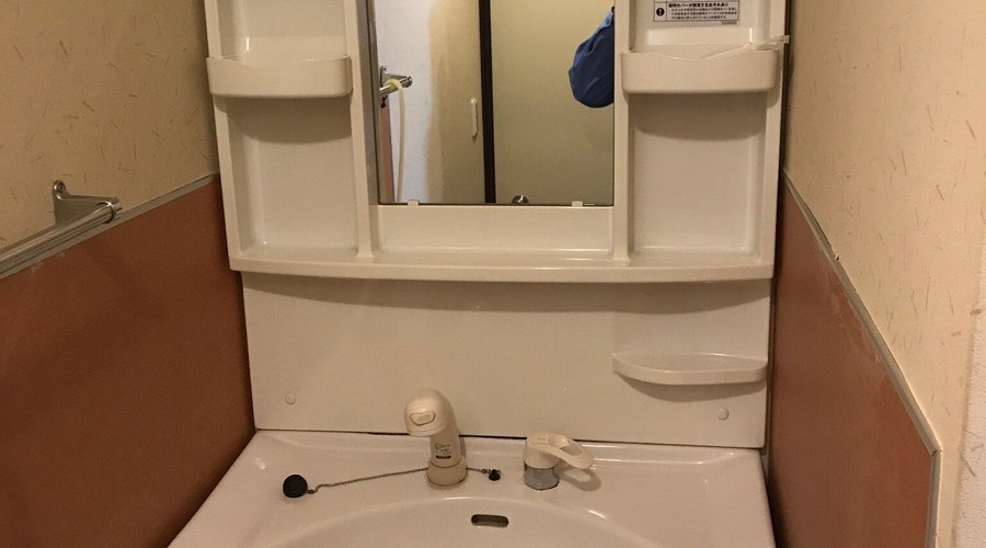 別館に案内されました。 6畳たたみへやのワンルームアパートの一室の様ですが、本館より快適でした