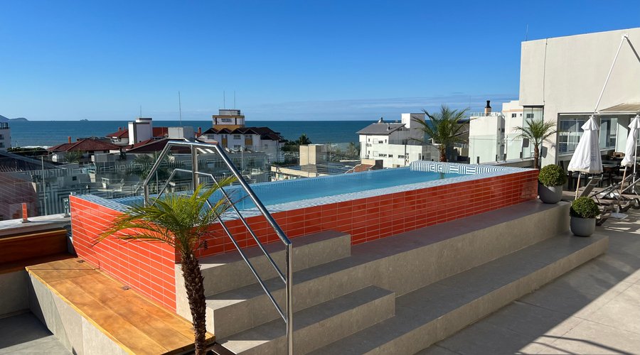 Piscina aquecida no rooftop do hotel.