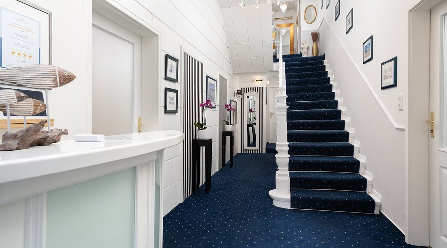 Rezeption und Treppe