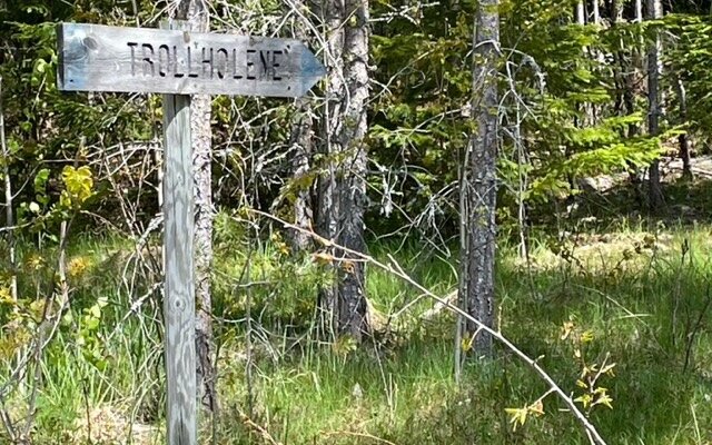 The way is well identified then is easy to find it.