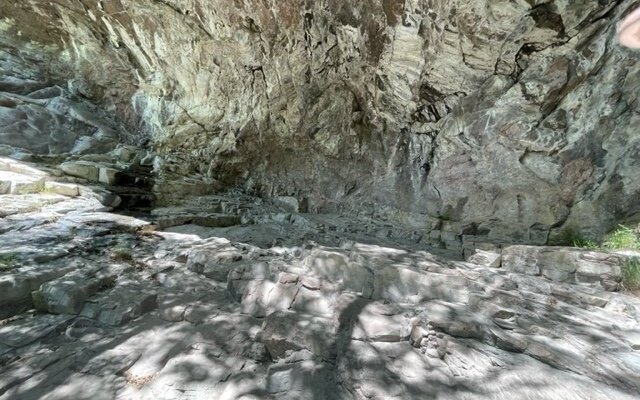 Small rock formation one side of Trollholene