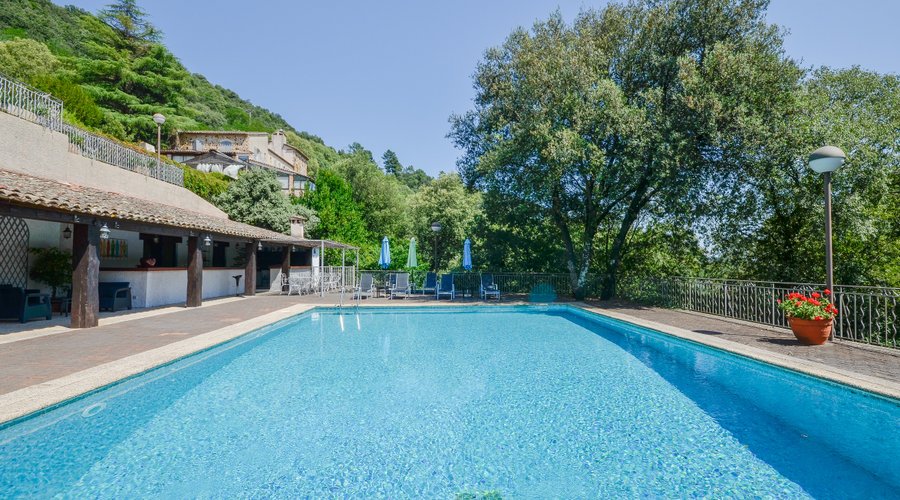 Hotel **** Les 3 barbus, niché dans le parc national Cévennes (30) vu de la piscine extérieure