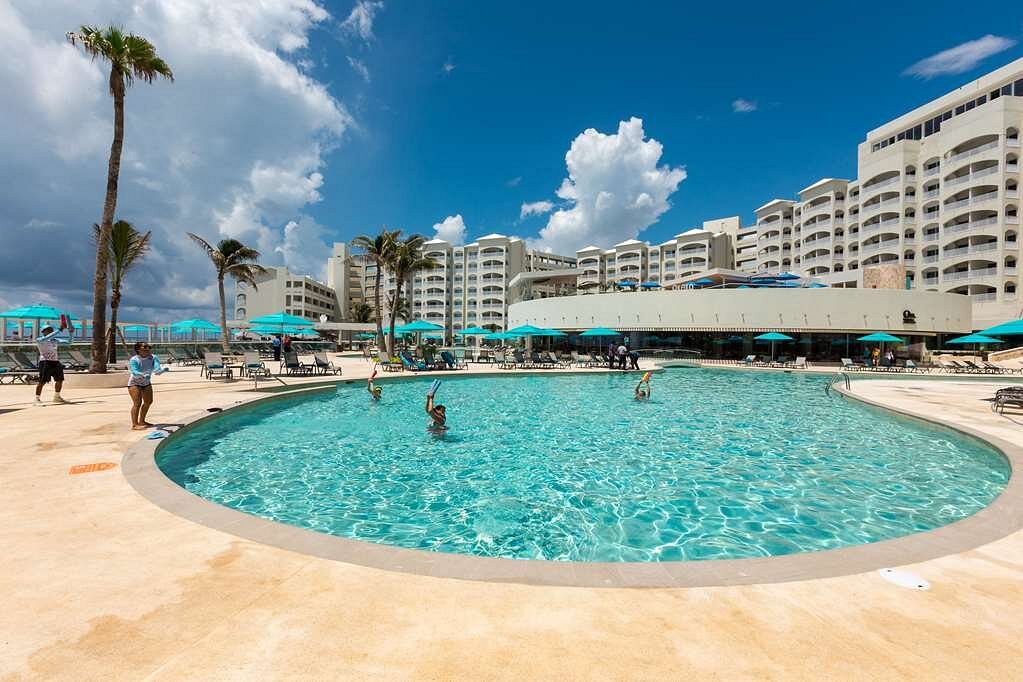 Hilton Cancun Mar Caribe All-Inclusive Resort Pool Pictures & Reviews ...