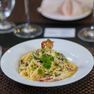 Sen Grand Hotel & Spa in Cau Giay, image may contain: Hotel, City, Urban, High Rise