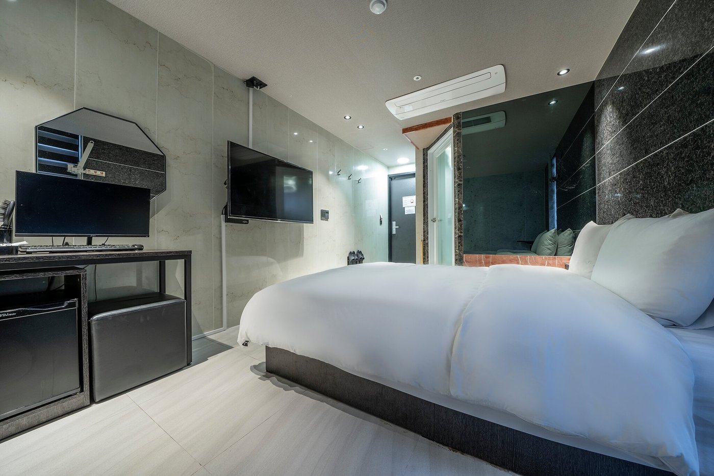 MG Hotel Rooms: Pictures & Reviews - Tripadvisor