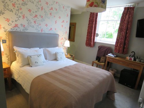 HARE AND HOUNDS LEVENS - Prices & Inn Reviews (England)