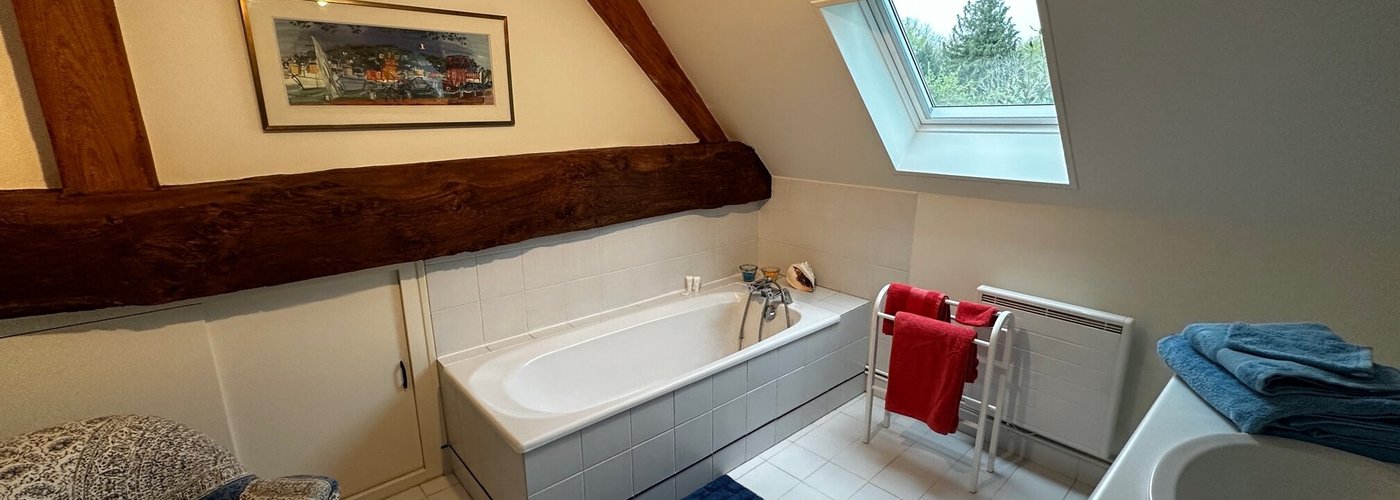 Salle de Bains avec linge Linvosges et sels de bain.