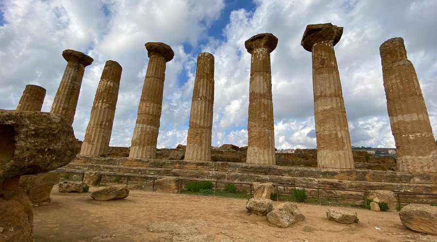 The Temple of Hercules, the oldest in the Valley of the Temples of Agrigento, built around the 6th century BC, probably had the dimensions of the Parthenon.