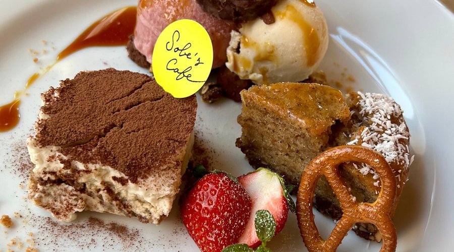 デザートの盛り合わせ 名物ティラミス、 宇治抹茶アイスと季節のフレーバーアイス 自家製あんこキャラメリゼ アールグレイとオレンジの焼き菓子