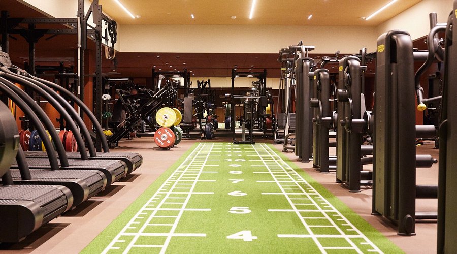Our hotel gym is spread across 400 m2, with everything you can imagine of the latest equipment and machines. Not to mention the wardrobes and beautiful design.