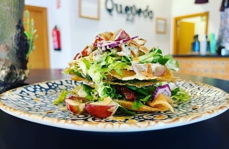 Milhojas de pollo marinado y ajoblanco