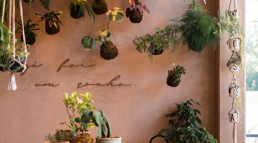 Decoração com muito elementos naturais, proporcionando sensação de aconchego.