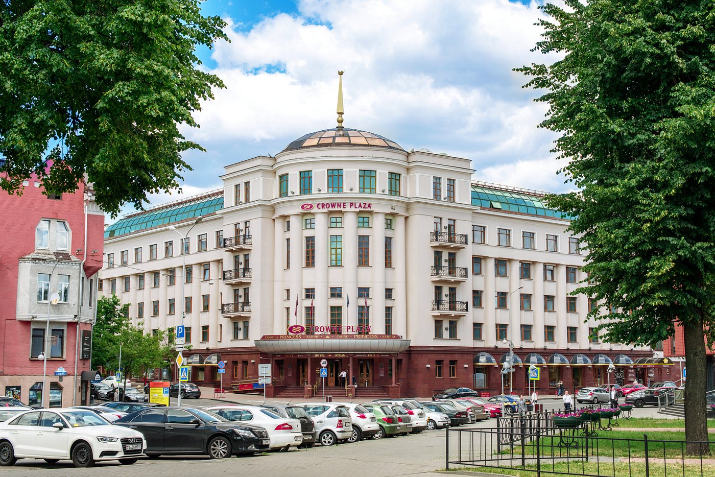 Гостиница в городе минск. Краун Плаза Минск. Отель крон Плаза Минск. Отель отель Краун Плаза Минск. Гостиница Беларус Минск.