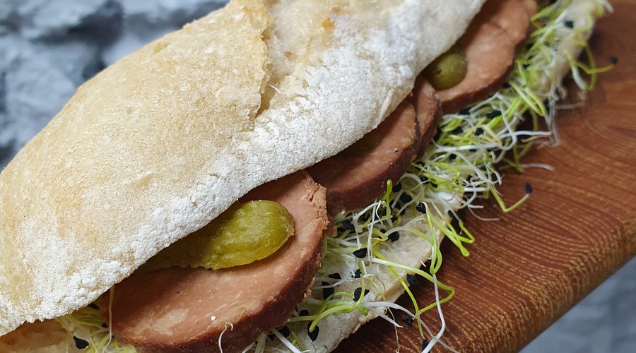 Sandwich saucisson fumé végan et micro pousses