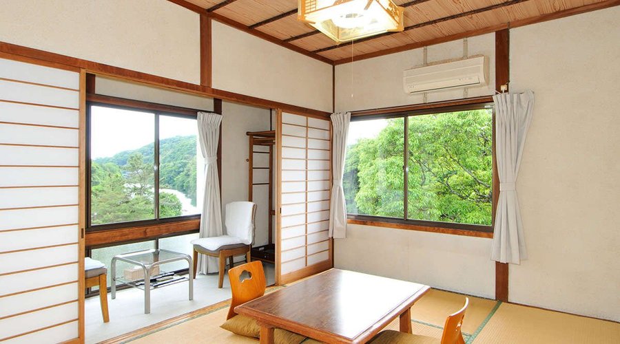 和室6畳のお部屋です。周りに建物がないのでとても静かです。