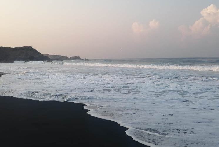 Playa Mermejita y su arena negra