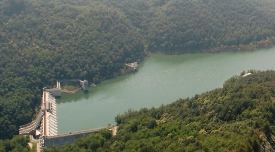 IL LAGO E LA DIGA VISTI DALL'ALTO