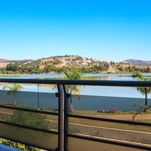 Sacada da suíte com vista do lago.