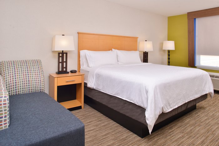 Holiday Inn Express Stockton Southeast - hotel rooms