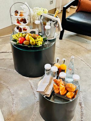 le premier cake shop de Palace parisiensouvent copié mais inégalé -  Picture of Mandarin Oriental, Paris - Tripadvisor