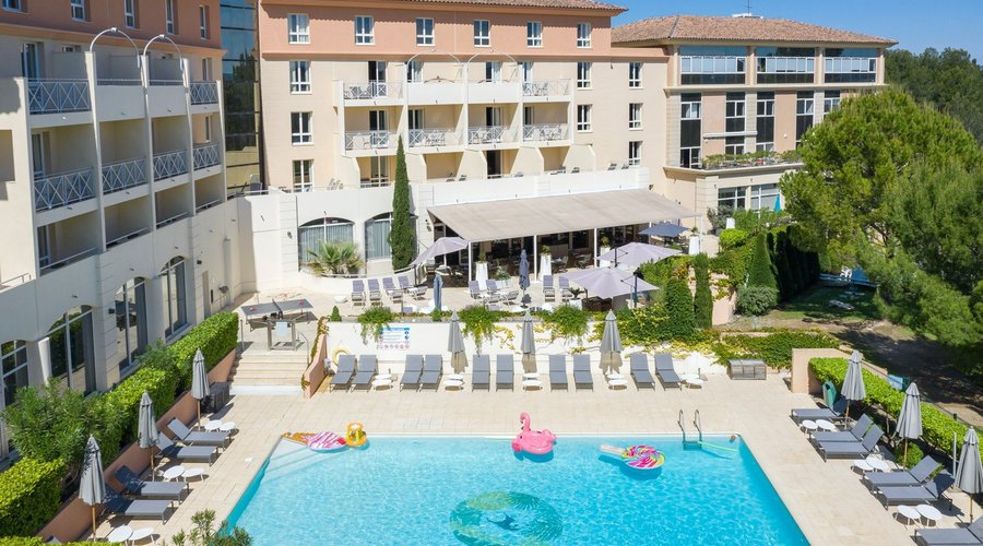 La terrasse et la piscine vu depuis le parc