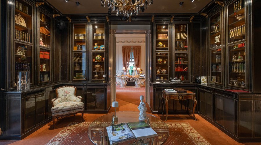 Bibliothèque du Château de Rochecotte, un lieu riche d'Histoire idéalement situé au cœur des Château de la Loire. 