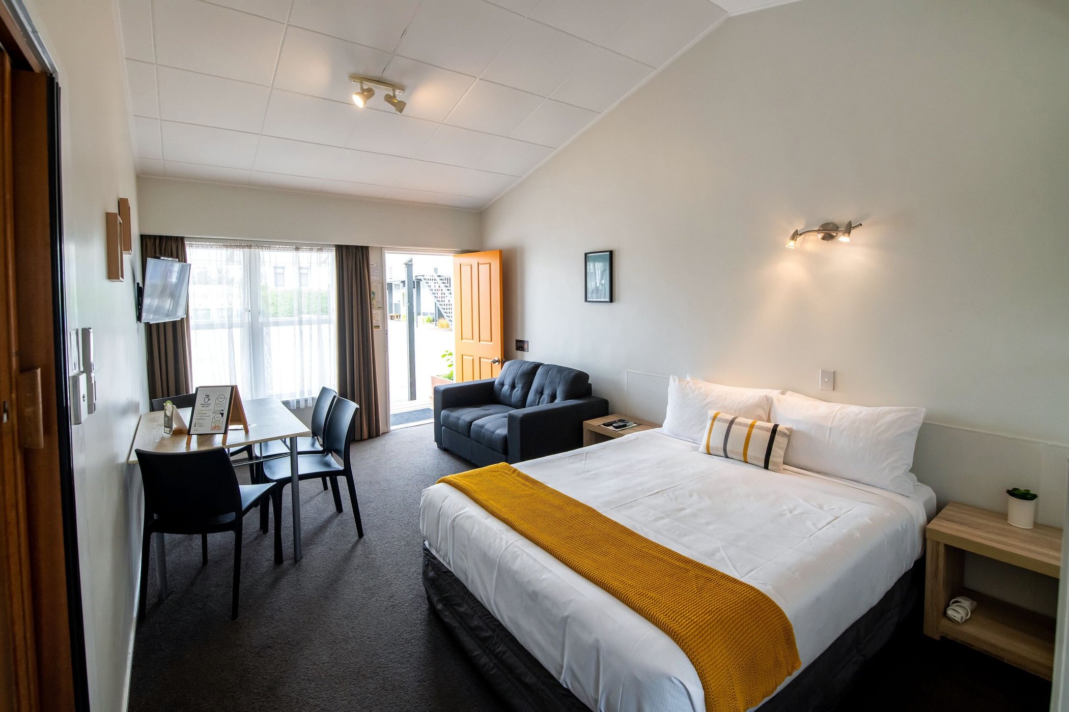 Aura Accommodation by null