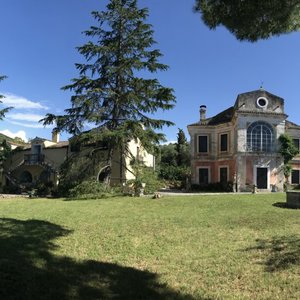 Vista del giardino all'italiana con la fontana del Casino Ventrella 