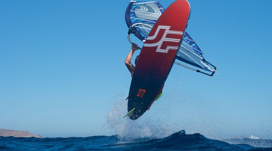 spot KALAFATI,VENTO 25 KNOTH.FOTO PEZI- RIDER COSTANTINO TESTA ITA vela 4,7 board 86l.
