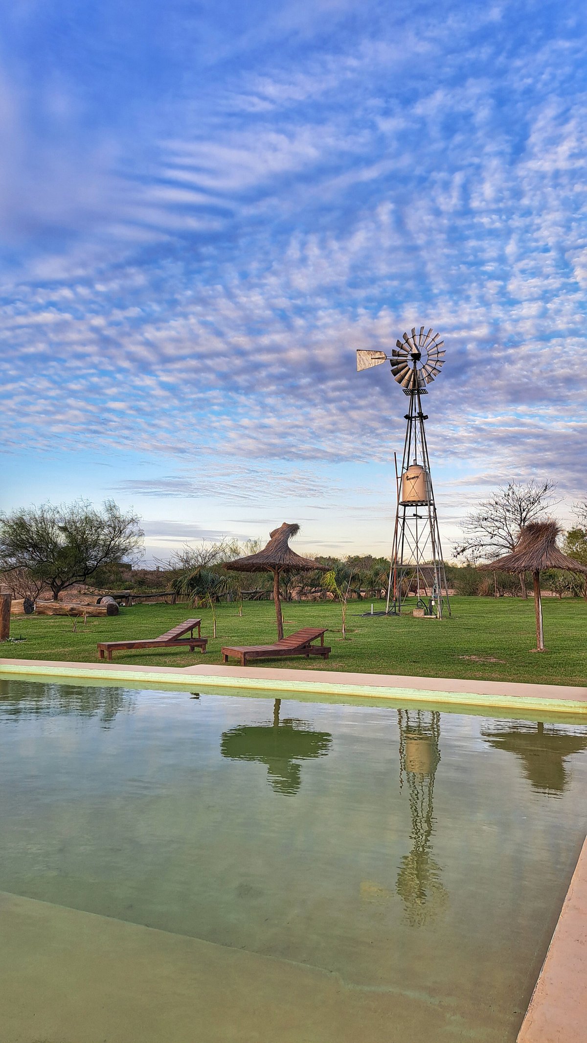 Bien el lugar y la cabaña. Regular el desayuno. Mala la piscina cubierta -  Comentarios del Carcaraes Cabañas Country & Hotel de Campo, Oliveros,  Argentina - Opiniones en Tripadvisor