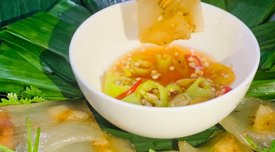 Bánh bột lọc Huế mua từ bánh lọc Huế Bà Vân, sau khi hấp chấm nước mắm chuẩn vị Huế thì quá ngon