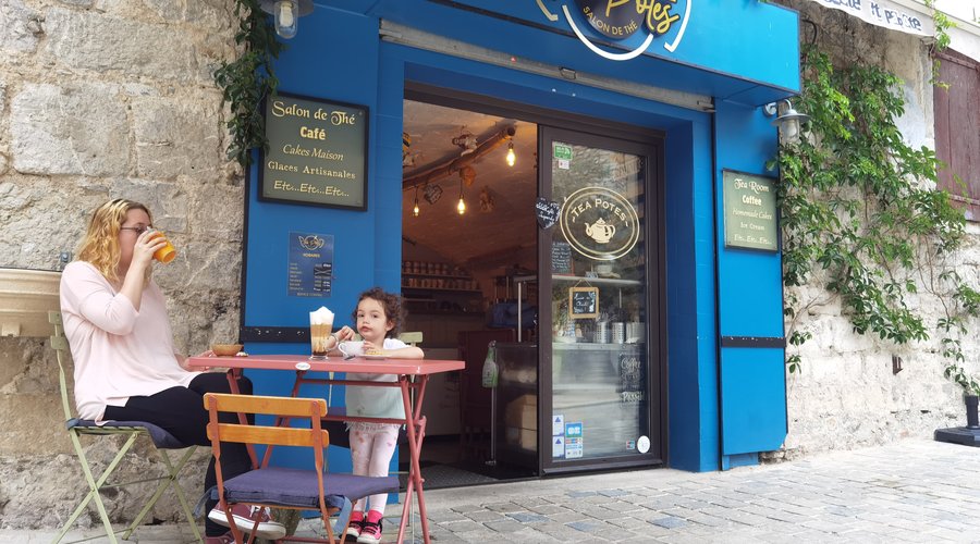 "Ô Tea-Potes" est un petit salon de thé qui vous propose des produits frais et fait maison, des gâteaux, des boissons bios ainsi que des assiettes repas maison et des glaces artisanales. Prenez le temps de vous poser au calme sur la plus belle place d'Anduze, la place Notre-Dame, pour un petit déjeuner, un repas ou un goûter et venez discuter entre amis ou déguster une tarte salée à toute heure de la journée. Au plaisir de vous servir.