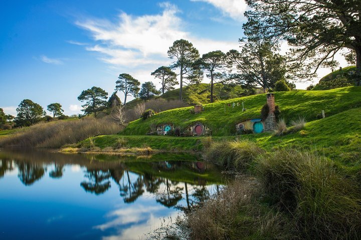 Paisagem natural pixelada com homem das cavernas perto de bônus de