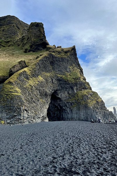 Montanha Reynisfjall na praia de Reynisfjara, na Islândia