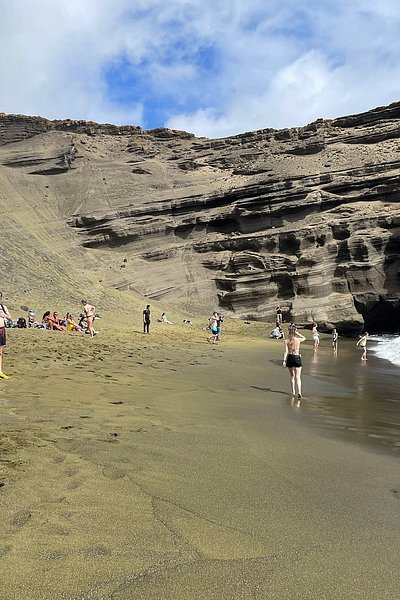 Viajantes a passear pelas raras areias verdes da praia de Papakōlea, no Havai
