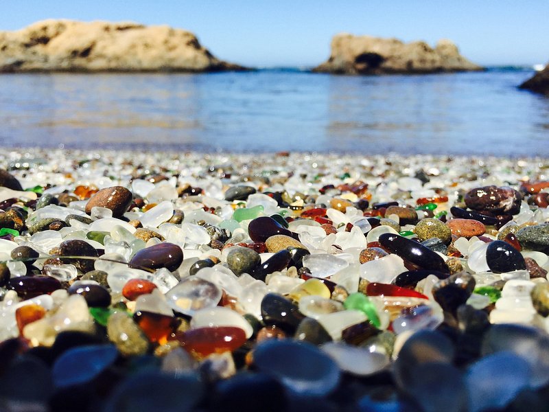 Grande plano de pedaços de vidro marinho lisos, brilhantes e coloridos na Glass Beach, em Fort Bragg, na Califórnia