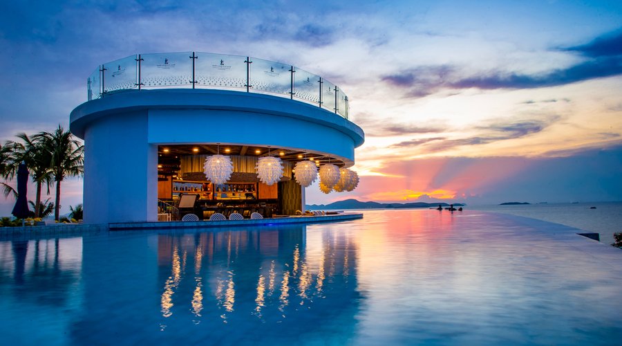Feeling peckish during your swim? Just come right up and grab your favourite cocktails and snacks, or try our tasty homemade ice creams at the Sky Aquarium Pool & Bar, without ever having to leave the pool!