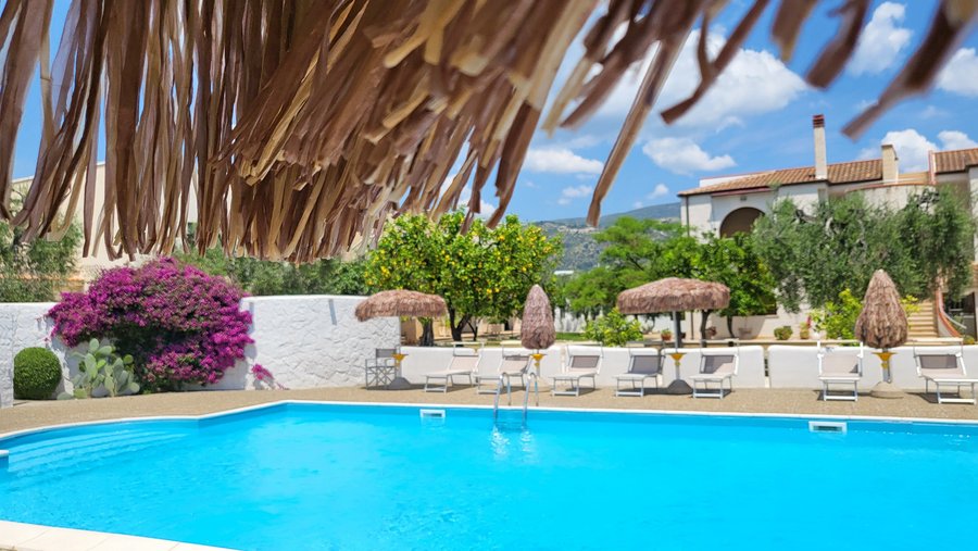 glimpse on the pool