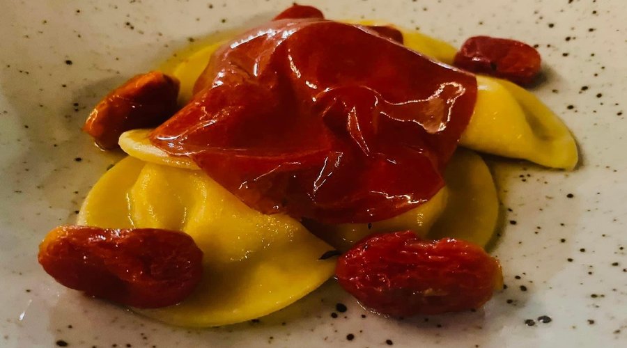 Ravioli di pesce e i nostri pomodori in diverse consistenze 