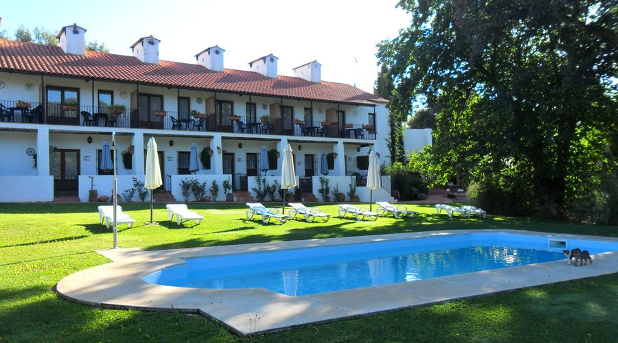 Vista del hotel desde el jardín