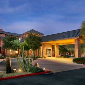 Hilton Garden Inn Scottsdale North/Perimeter Center in Scottsdale, image may contain: Resort, Hotel, Villa, Backyard