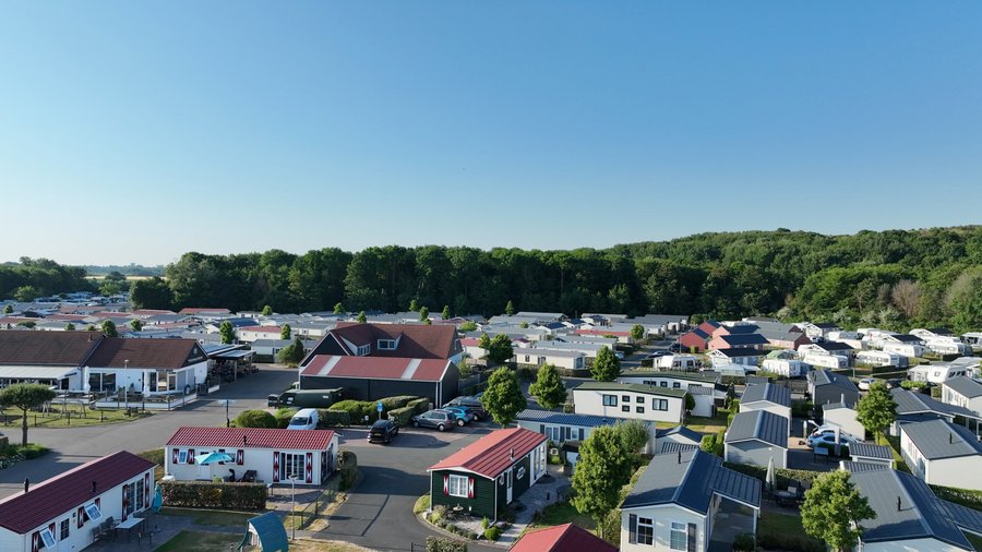 droneshot van o.a. het restaurent, supermarkt en Take-away